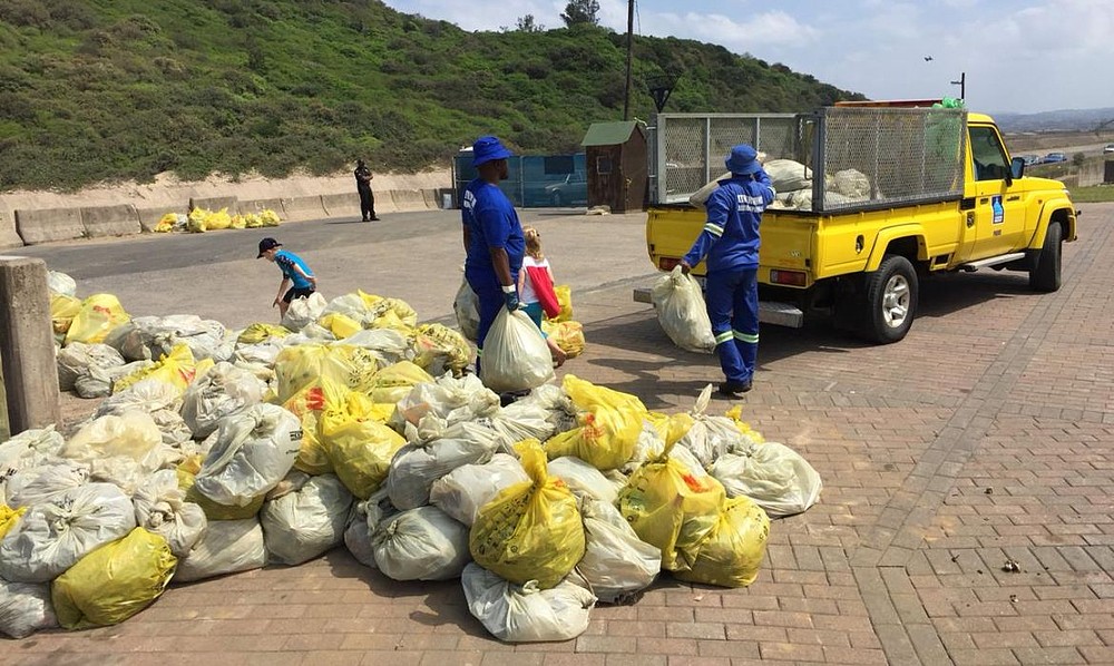 © Sue Viljoen Beach cleanup