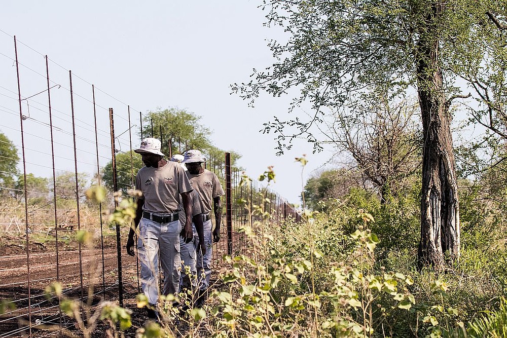 © Nick Aldridge / WWF-SA Village police in Mangalane patrol the fence.